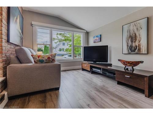 34 Clayburn Avenue, St. Catharines, ON - Indoor Photo Showing Living Room