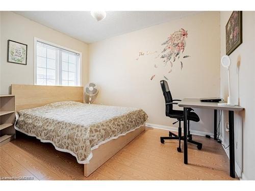 1123 Houston Drive, Milton, ON - Indoor Photo Showing Bedroom