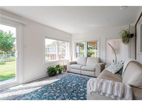 316 Pinegrove Road, Oakville, ON - Indoor Photo Showing Living Room