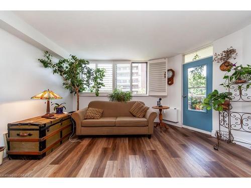 506-81 Millside Drive, Milton, ON - Indoor Photo Showing Living Room