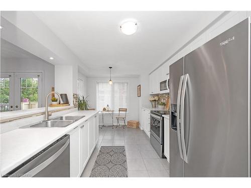 81-6020 Derry Road, Milton, ON - Indoor Photo Showing Kitchen With Double Sink With Upgraded Kitchen