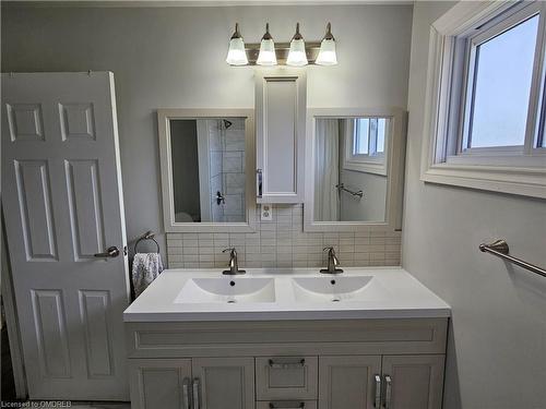 25 Pembroke Street, Hamilton, ON - Indoor Photo Showing Bathroom