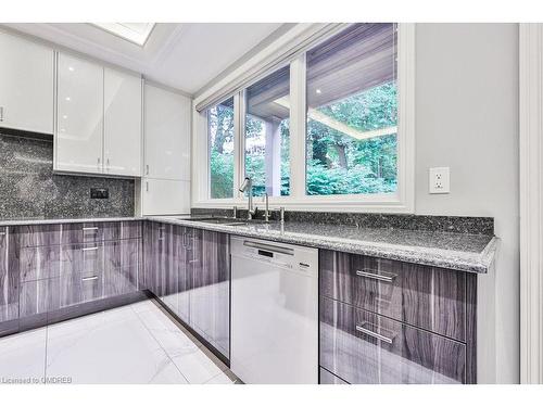 150 Indian Valley Trail, Mississauga, ON - Indoor Photo Showing Kitchen With Double Sink