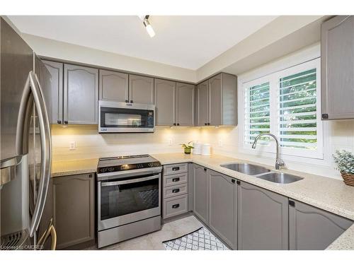 110 Pentland Road, Waterdown, ON - Indoor Photo Showing Kitchen With Double Sink With Upgraded Kitchen