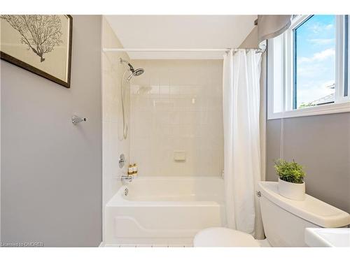 110 Pentland Road, Waterdown, ON - Indoor Photo Showing Bathroom