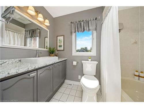 110 Pentland Road, Waterdown, ON - Indoor Photo Showing Bathroom