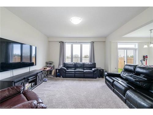 100 Festival Way, Binbrook, ON - Indoor Photo Showing Living Room