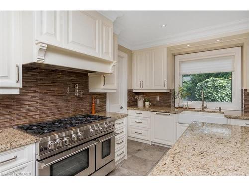 2057 Snow Crescent, Mississauga, ON - Indoor Photo Showing Kitchen With Upgraded Kitchen