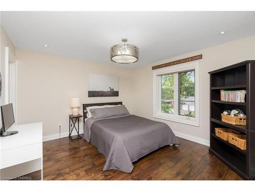 2057 Snow Crescent, Mississauga, ON - Indoor Photo Showing Bedroom