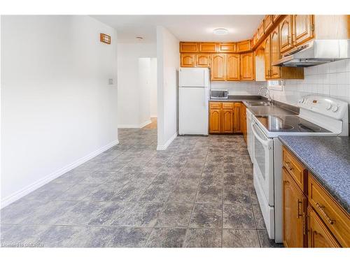 3336 Kodiak Street, Ottawa, ON - Indoor Photo Showing Kitchen With Double Sink