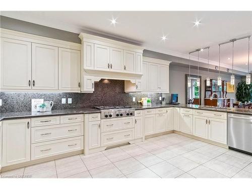 7-1199 Lorne Park Road, Mississauga, ON - Indoor Photo Showing Kitchen With Upgraded Kitchen