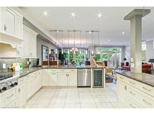 7-1199 Lorne Park Road, Mississauga, ON - Indoor Photo Showing Kitchen With Upgraded Kitchen