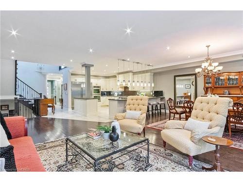 7-1199 Lorne Park Road, Mississauga, ON - Indoor Photo Showing Living Room