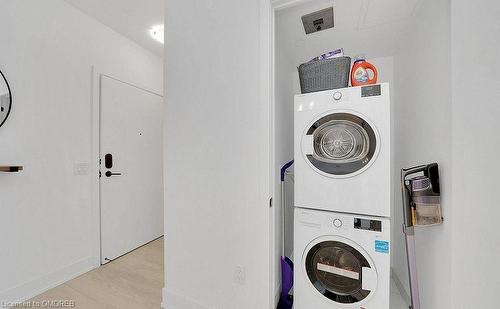 502-2450 Old Bronte Road, Oakville, ON - Indoor Photo Showing Laundry Room