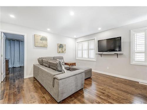 257 Wales Crescent, Oakville, ON - Indoor Photo Showing Living Room