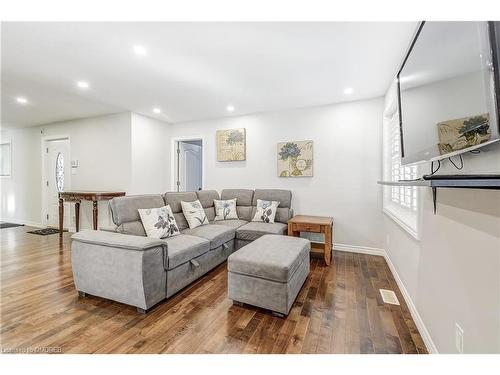 257 Wales Crescent, Oakville, ON - Indoor Photo Showing Living Room