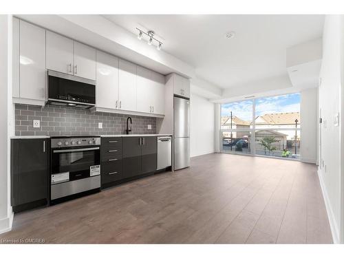 227-2343 Khalsa Gate, Oakville, ON - Indoor Photo Showing Kitchen With Stainless Steel Kitchen With Upgraded Kitchen