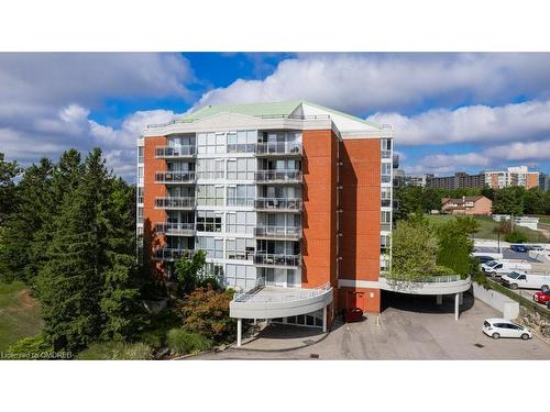 104-1071 Queens Avenue, Oakville, ON - Outdoor