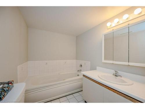 104-1071 Queens Avenue, Oakville, ON - Indoor Photo Showing Bathroom