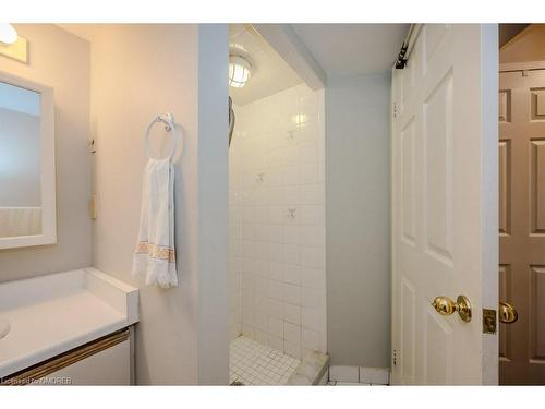 104-1071 Queens Avenue, Oakville, ON - Indoor Photo Showing Bathroom