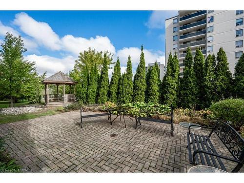 104-1071 Queens Avenue, Oakville, ON - Outdoor