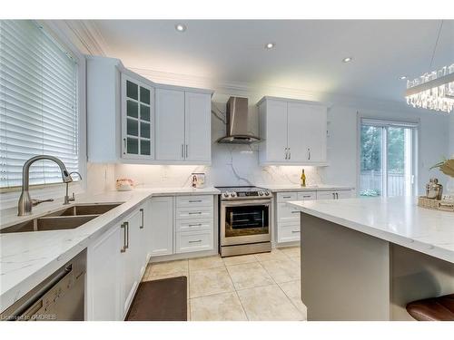 2316 Delnice Drive, Oakville, ON - Indoor Photo Showing Kitchen With Double Sink With Upgraded Kitchen