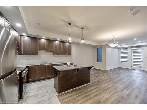 1819 Thames Circle, Milton, ON - Indoor Photo Showing Kitchen With Upgraded Kitchen