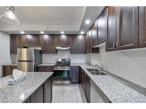 1819 Thames Circle, Milton, ON - Indoor Photo Showing Kitchen With Double Sink With Upgraded Kitchen