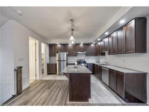 1819 Thames Circle, Milton, ON - Indoor Photo Showing Kitchen With Double Sink With Upgraded Kitchen