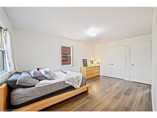 1837 Pilgrims Way, Oakville, ON - Indoor Photo Showing Bedroom