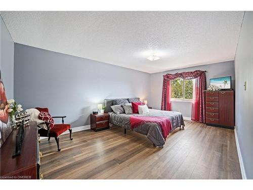 1837 Pilgrims Way, Oakville, ON - Indoor Photo Showing Bedroom