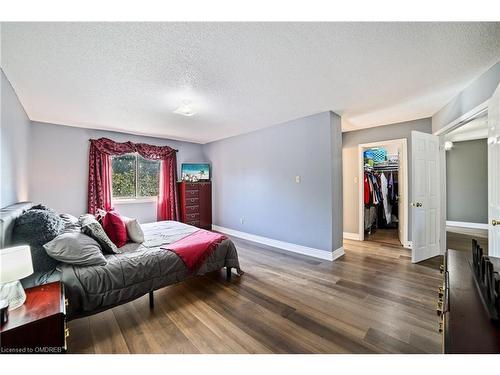 1837 Pilgrims Way, Oakville, ON - Indoor Photo Showing Bedroom