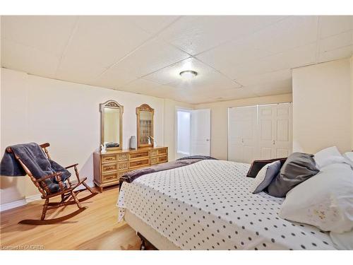 1837 Pilgrims Way, Oakville, ON - Indoor Photo Showing Bedroom