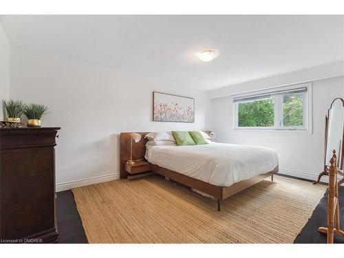 5042 Brady Avenue, Burlington, ON - Indoor Photo Showing Bedroom