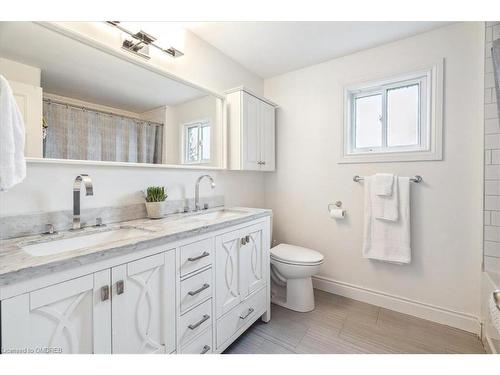 5042 Brady Avenue, Burlington, ON - Indoor Photo Showing Bathroom