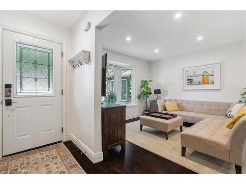 5042 Brady Avenue, Burlington, ON - Indoor Photo Showing Living Room