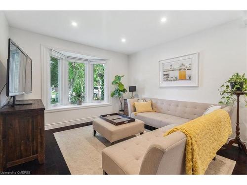 5042 Brady Avenue, Burlington, ON - Indoor Photo Showing Living Room