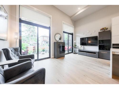 105 Tenth Street, Toronto, ON - Indoor Photo Showing Living Room