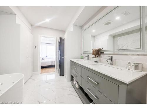 105 Tenth Street, Toronto, ON - Indoor Photo Showing Bathroom