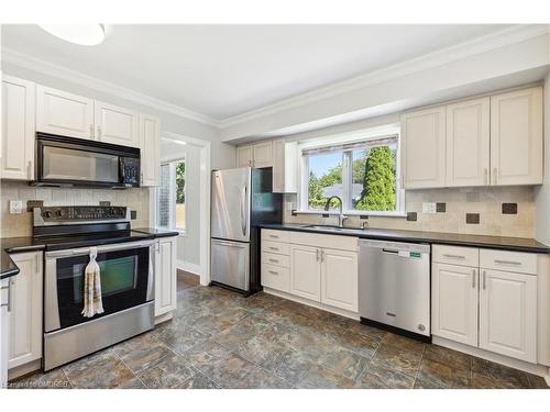 38 Ameer Drive, St. Catharines, ON - Indoor Photo Showing Kitchen