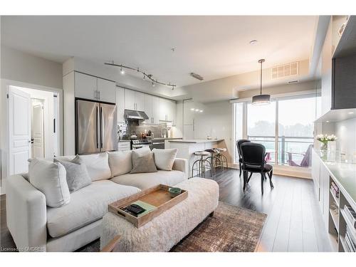 313-128 Garden Drive, Oakville, ON - Indoor Photo Showing Living Room