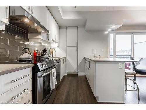 313-128 Garden Drive, Oakville, ON - Indoor Photo Showing Kitchen With Upgraded Kitchen