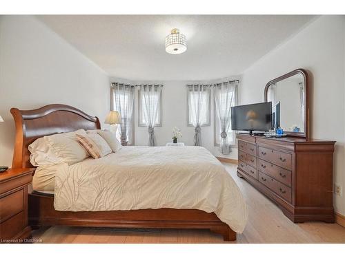 2227 Headon Road, Burlington, ON - Indoor Photo Showing Bedroom