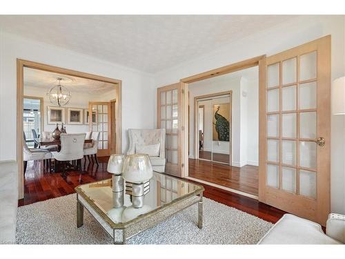 2227 Headon Road, Burlington, ON - Indoor Photo Showing Living Room