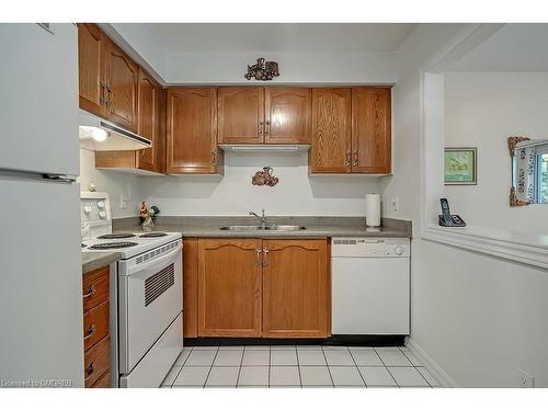 12-2004 Glenada Crescent, Oakville, ON - Indoor Photo Showing Kitchen With Double Sink