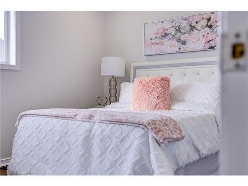 35 Pauline Crescent, Brampton, ON - Indoor Photo Showing Bedroom