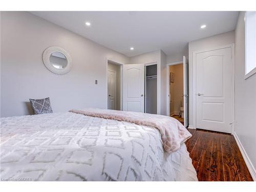 35 Pauline Crescent, Brampton, ON - Indoor Photo Showing Bedroom