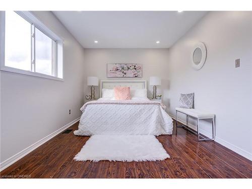 35 Pauline Crescent, Brampton, ON - Indoor Photo Showing Bedroom