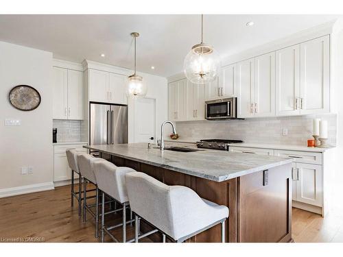 33 Emeny Lane, Guelph, ON - Indoor Photo Showing Kitchen With Upgraded Kitchen