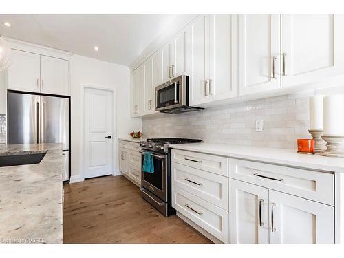 33 Emeny Lane, Guelph, ON - Indoor Photo Showing Kitchen With Upgraded Kitchen